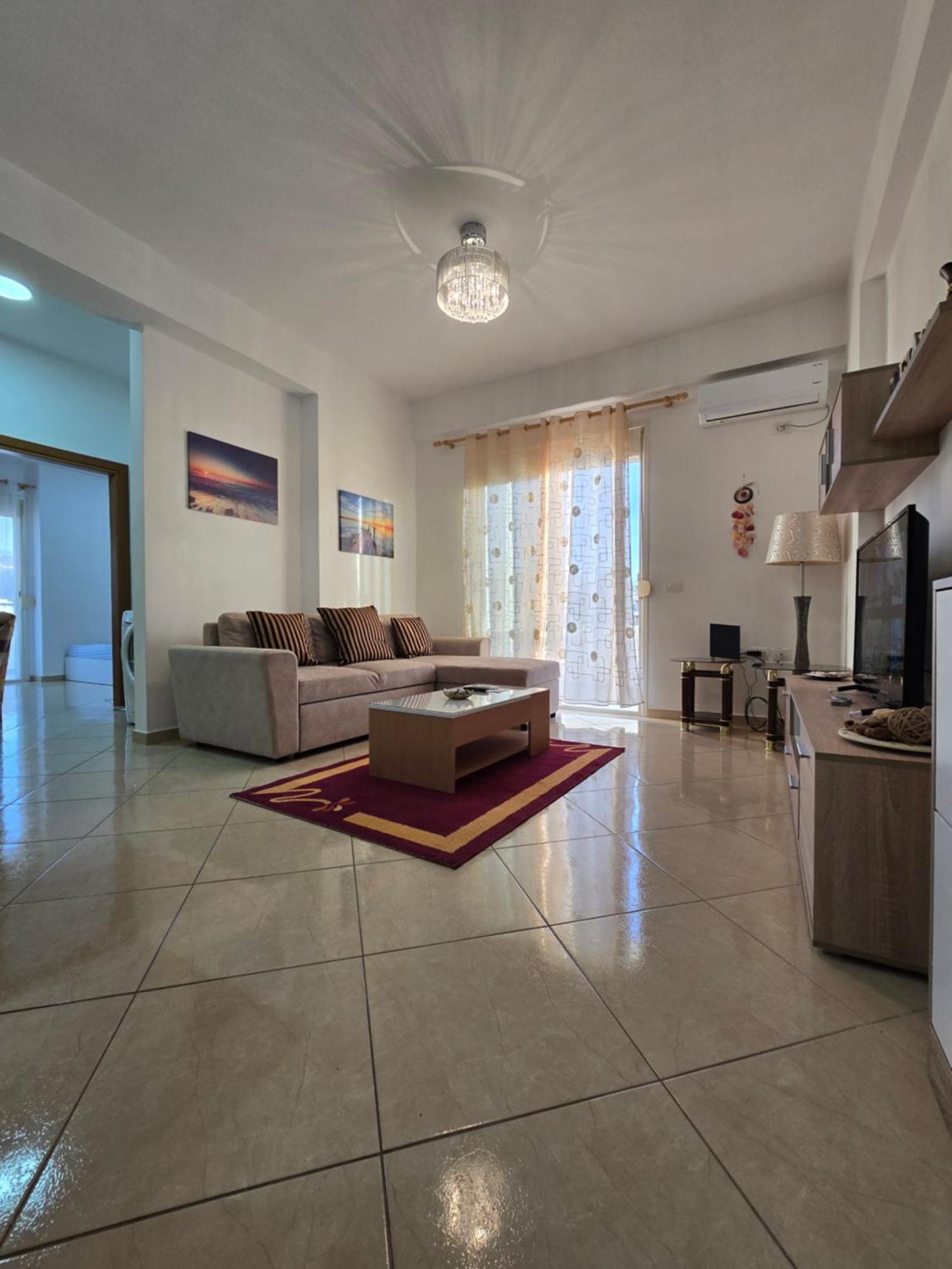 Modern , Quiet , Family Friendly & Fully Furnished Apartamento